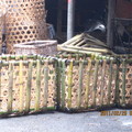 在嘉義溪口鄉有一間隱身在小巷弄中佔地不小的手工竹籠工廠,這是第一次看到從剖竹到完工的竹籠製作流程.