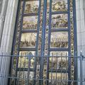 2。大教堂繪有浮雕的大門