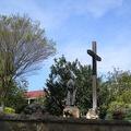 教堂外面Serra神父像和十字架