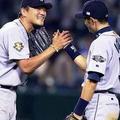 奪下救援成功後與Ichiro Suzuki 擊掌慶祝勝利