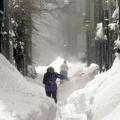 波士頓居民清掃積雪