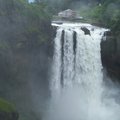 從西雅圖往東開車約40-50分鐘，即可到達這個美麗的瀑布。