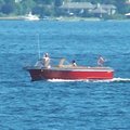 5. 復古式的紅色遊艇