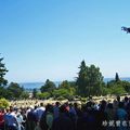 離追思會時間還早，便有不少龍迷聚集在西雅圖的「湖景墓園」
