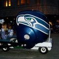 西雅圖「海鷹」（Seahawks）橄欖球隊的頭盔形小車。真的有人在駕駛喔！