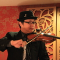指導多位線上樂手的老師
小提琴演奏以出神入化
音樂性豐富實而不華...