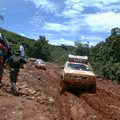 2000年的中緬公路仍是滿地泥漿，車子如果壞在途中，沒有三天三夜出不來。2004年底再訪，全程已改成柏油路面，挑戰性蕩然無存!