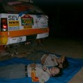 比賽的過程十分艱辛，有時車手連夜維修車輛，累了只能在車旁小睡片刻。