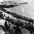 成千上萬的漢族人被驅趕到海邊