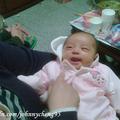 愛笑的小娃娃:2個月大的小智華侄女(第9號女生~http://blog.udn.com/johnnycheng95/2474587)的第一個中國年!
