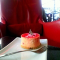 Wave Coffee House的草莓起司蛋糕搭配紅色皮椅