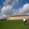 西元前五千年的某個冬至,克爾特人(Celtic)走進愛爾蘭 County Meath 的 Newgrange 建築,這時是進入完全的黑暗.西元 2004 年, 我和 Lei, Marcin 和波蘭來的朋友一起進入那黑暗空間。