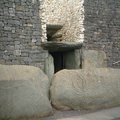 西元前五千年的某個冬至,克爾特人(Celtic)走進愛爾蘭 County Meath 的 Newgrange 建築,這時是進入完全的黑暗.