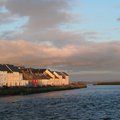 Galway Harbour Galway的春天有著亞特蘭提斯海的氣味，還有盛開櫻花的甜郁花香。