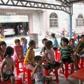 小太陽行動圖書車巡迴於鹽埔鄉各村，讓小朋友享受閱讀及自己動手做的樂趣。