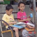 王叔叔和孩子一起看書