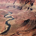 從飛機上鳥瞰科羅拉多河貫穿大峽谷