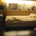 臥房：床邊貼有人頭像（99-2勤大資三古馨婷拍攝）100.6.5..JPG