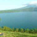 Apoyo湖及後方的Mombacho火山﹝避暑勝地；在Mombacho火山口鳥瞰後面的千島湖更是棒極了﹞
