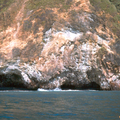 龜山島沿岸的海蝕巖洞
