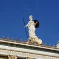 在雅典大學建築上的雅典娜神像