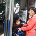 在澳門街上的公用電話亭愷愷作打個給媽媽的動作。這種型式的電話亭台灣現在已很少見囉！