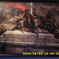 中共解放軍於1949年4月24日凌晨攻入總統府,依此間史料所載,時中華民國政府要員早就撤離,共軍不費一兵一彈就進入總統府，圖為共軍正換上五星旗的油畫