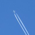 飛越天際的噴射客機拖著長長的氣流雲