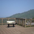 傘狀涼亭旁的觀景平台，可以遠眺茶壺山