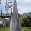 傘狀亭旁可看到基隆山登山口的金字形石碑