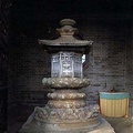 草堂寺內現存鳩摩羅什舍利塔，造型奇特，是用各色大理石雕刻鑲砌而成。