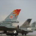 貼上美國五大隊協會紀念徽的 F-16B 6822