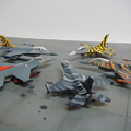 使用 MINICRAFT 1/144 F-16A 加上 DRAGOM F-16C 垂直尾翼組合而成