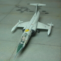 使用 F-TOYS 1/144 表演機第二彈 F-104J 修改而成