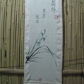 背景是自己製作的竹編大型屏風，很佔空間，適合放置在茶藝館、大型書房或藝文場合。
