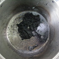 十分鐘後，紫蘇滲出黑色水分，再用清水洗乾淨。