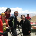 在西藏海拔五千多公尺的觀景台上遇見從拉薩騎了七天單車到此的老外，非常佩服他的魄力，我們這一團九人，開著三輛吉普車在高原上奔馳，已經夠辛苦了，何況是這位來自英國的鐵騎勇士。