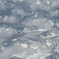 在飛機上大開視野俯視青康藏高原的冰山雪嶺，景色壯觀讓人讚嘆不已，美得不知要用什麼文字來形容，只能說西藏一趟，人生無憾。