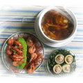 竹筍排骨湯、筍莖蒸肉、炒青菜、水煮蝦，炸麵線、綠苦瓜襯盤底。