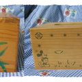 抽取式衛生紙木盒是卡通圖案，另一側面是空白的，就畫幾筆竹子點綴一下。