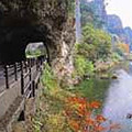   青洞門傳說是古時候的僧人由於不忍看到旅行者在斷崖險處受困，花費 30 多年時間，僅憑鑿子錘子挖通的全長約 185 米的隧道，在此處特別有名。 
