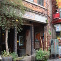 一家在萬華龍山寺斜對面，古建築中留存的二手書店。