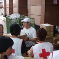 李連杰也來體驗搬運救災物資