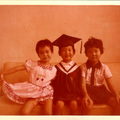 【那年的舊影回憶】－幼稚園畢業跟姐姐、妺妹合照