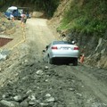 南迴華納山莊崩塌處修復，小轎車刮底盤勉強可通行