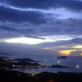 瑞濱附近海面夜晚，遠景為基隆嶼、八斗子。照片來自樂伯網站。