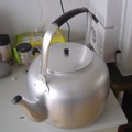 大茶壺，宿舍開張初期 前兩個月使用 ，現在則為 提水至開飲機的 工具，位於男生宿舍舍監桌。