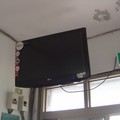 電視(含壁掛架)， 韓國樂金牌 。攝於 男生 宿舍，注意 左下電力 漏電開關 裝設。