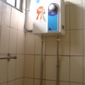 男生宿舍: 浴室新增電熱水器