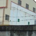 一般鐵絲網(愛阿華型鐵絲網)屬賓茂國中，目前生鏽待修，以免閒雜人爬牆出入。
